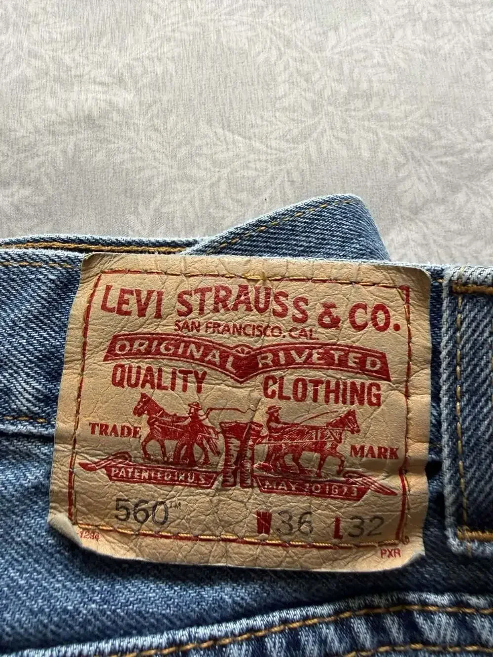 Vintage Y2K 2005 Levi's 560 Comfort Fit Baggy Tapered Jeans Blue Denim Men's